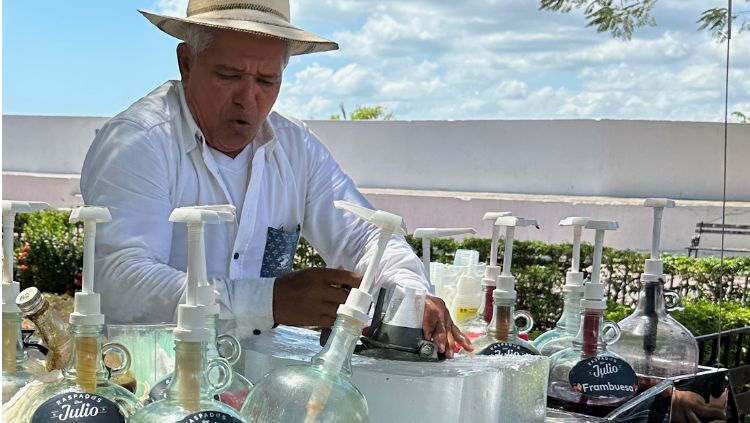 image, man shaving raspao, panama,